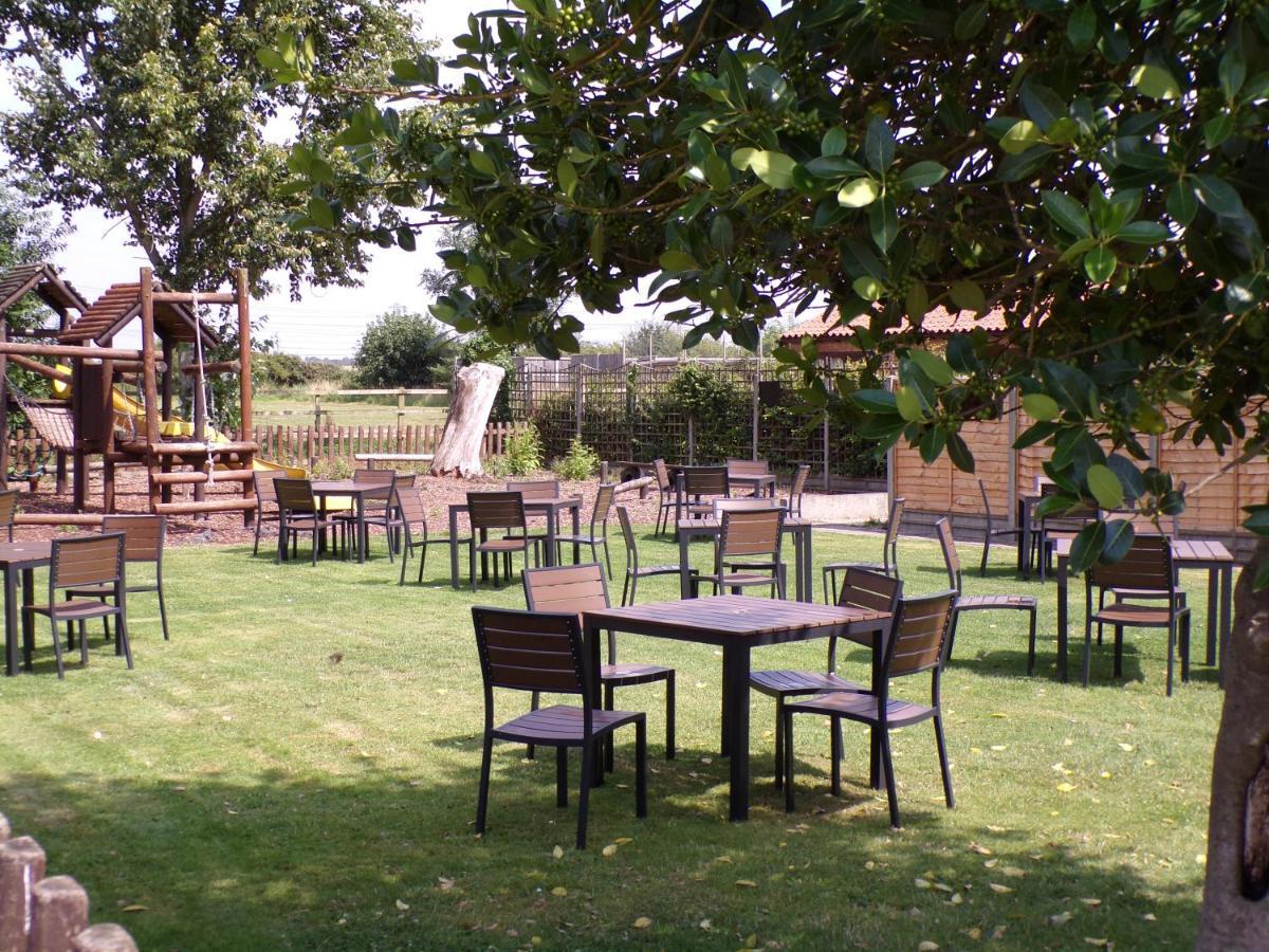 The Fountain At Tuxford & The Square And Compass Normanton On Trent Hotel Buitenkant foto